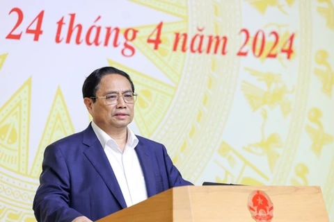 Премьер-министр Фам Минь Тьинь выступает на восьмом заседании Национального комитета по цифровой трансформации 24 апреля. (Фото: ВИA)