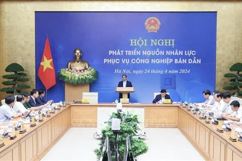 Премьер-министр Фам Минь Тьинь выступает на конференции по полупроводникам. (Фото: ВИA)