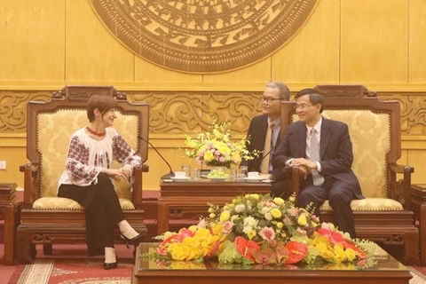 Секретарь провинциального партийного комитета Доан Минь Хуан (справа) и председатель 42-й Генеральной конференции ЮНЕСКО Симона-Мирела Мукулеску. (Фото: ВИA)