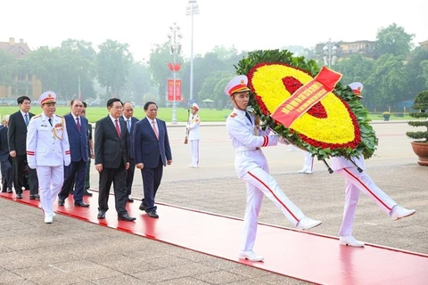 Действующие и бывшие руководители партии, государства, правительства, Национального собрания и Отечественного фронта Вьетнама отдали дань уважения президенту Хо Ши Мину в его мавзолее (Фото: ВИА)