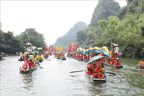 Процессия с драконами по реке Шаокхэ. (Фото: ВИА) 