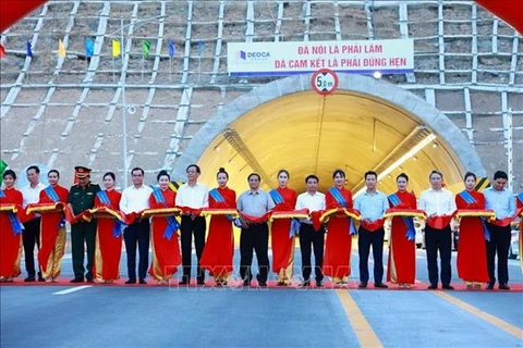 Премьер-министр Фам Минь Тьинь (десятый слева) и делегаты перерезают ленточку на открытии скоростной автомагистрали Камлам - Виньхао (Фото: ВИA)