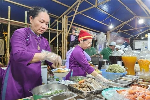 В 71 киоске у гурманов есть возможность насладиться изысканным вкусом традиционных блюд Хюэ и познакомиться с квинтэссенцией блюд трех регионов страны. (Фото: ВИA).