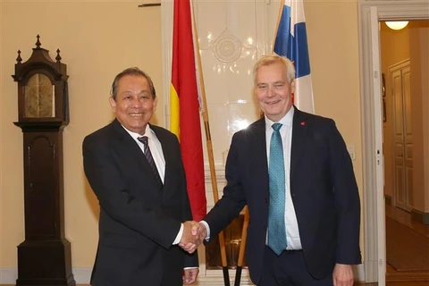 остоянный Вице-премьер Вьетнама Чыонг Хоа Бинь (слева) и Премьер-министр Финляндии Антти Ринне. Фото: VNA