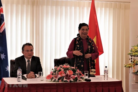 Заместитель председателя НС Тонг Тхи Фонг нанесла визит в посольство Вьетнама в Канберре и встретилась с представителями вьетнамской диаспоры: Фото: (Нгуен Минь/ВИА)