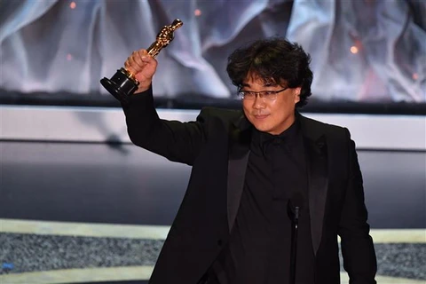 Режиссер Бонг Чжун Хо фильма «Паразиты» на 92-й церемонии вручения премии "Оскар" в Театре Долби, Лос-Анджелес, США, 9 февраля 2020 года. (Фото: AFP/ВИА)