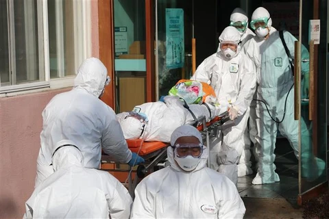 Медработники доставляют больных, инфицированных COVID-19, в больницу в Чхондо, Южная Корея, 21 февраля 2020 года. (Фото: Yonhap/ВИА)