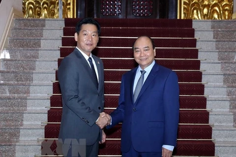 Премьер-министр Нгуен Суан Фук (справа) и генеральный директор Aeon Mall во Вьетнаме Ивамура Ясуцугу (Фото: ВИА)