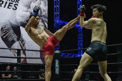 Ведущий боец ММА Чан Куан Лок (слева) наносит удар Ким Чен Хону во время боя ONE Warrior Series в феврале прошлого года в Сингапуре (Фото: zing.vn)