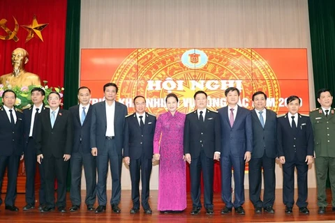 Председатель НС Нгуен Тхи Ким Нган (шестой, справа) и другие официальные лица позируют для фотографии на конференции Государственного аудита Вьетнама 8 января. (Фото: ВИА) 