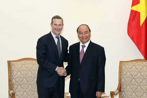 Премьер-министр Нгуен Суан Фук (справа) принял генерального директора Международной финансовой корпорации развития США Адама Белера в Ханое 8 января. (Фото: ВИА)