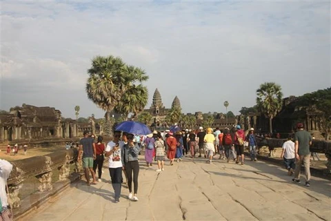 Посетители храмового комплекса Ангкор-Ват в Камбодже. (Фото: ВИА)