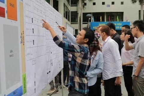 Вьетнамские рабочие проверяют предложения о работе. (Фото: ВИА)