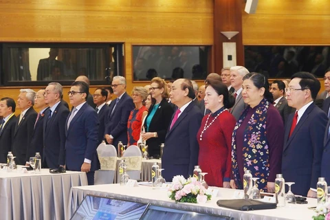 Премьер-министр Нгуен Суан Фук, председатель Национального собрания Нгуен Тхи Ким Нган и делегаты приветствуют флаг АСЕАН на церемонии открытия 36-го саммита АСЕАН (Фото: ВИА) 
