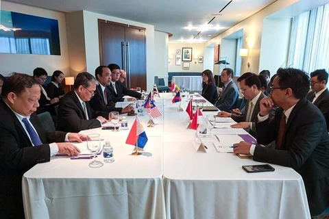 Послы стран АСЕАН собираются на заседании Комитета АСЕАН в Вашингтоне, первое из которых прошло под председательством Вьетнама 24 февраля. (Фото: ВИА)