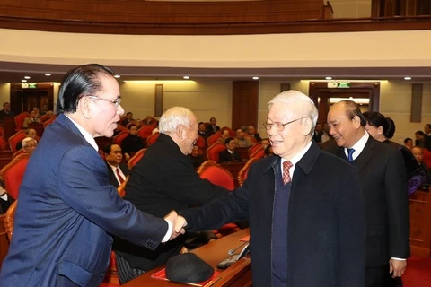 Генеральный секретарь и президент партии Нгуен Фу Чонг (на первом плане справа) приветствует бывших партийных и государственных деятелей на встрече в Ханое 2 февраля (фото: ВИА)