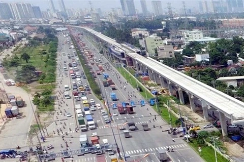 Участок линии метро Бентхань-Суойтьен, проходящей вдоль шоссе Ханоя в Хошимине (фото: ВНА)