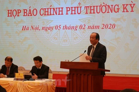 Министр и Заведующий канцелярией правительства Май Тьен Зунг выступает на пресс-конференции (Источник: ВИА)