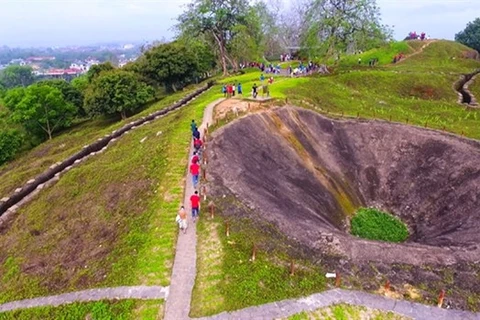Вид на холм А1 и кратер в особом национальном памятнике Победы при Дьенбьенфу (Фото: vietnamtourism.gov.vn)