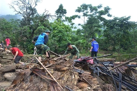 Офицеры и солдаты в Хажанг помогают местным жителям справиться с последствиями наводнений. (Фото: ВИА)