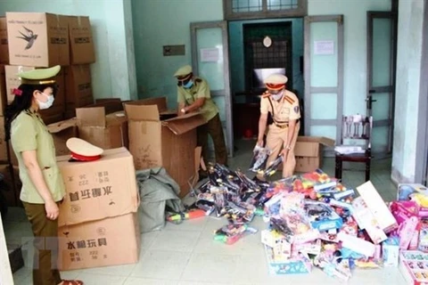 В начале апреля прошлого года полиция в центральной провинции Куангбинь конфисковала более 10 200 контрабандных игрушек и 700 пластиковых пистолетов. (Фото: ВИА)
