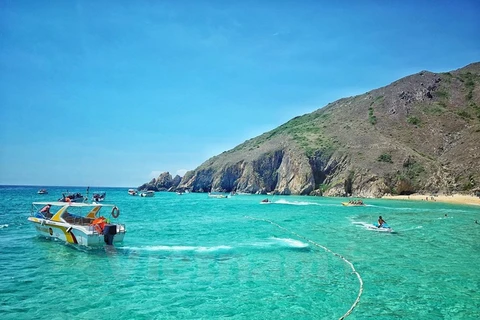Синий и белый песчаный пляж на Кико является идеальным местом для коротких летних каникул (Фото: Вьетнам +) 