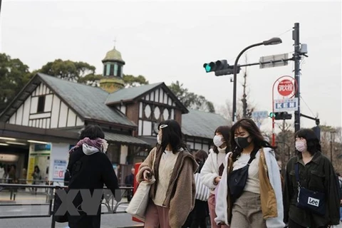 Люди в Токио носят маски для лица, чтобы предотвратить распространение COVID-19 (Фото: Синьхуа / ВИА)