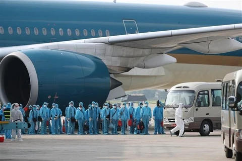 После приземления в международном аэропорту Ханоя Нойбай все пассажиры и члены экипажа рейса были помещены на карантин, и доставлены в Национальную больницу тропических болезней в районе Донгань в Ханое для лечения (Фото: ВИА) 