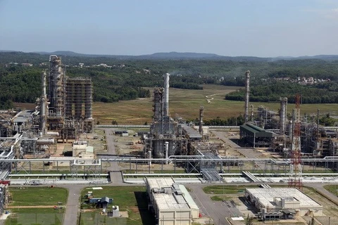Нефтеперерабатывающий завод Зунгкуат (Фото: ВИА)