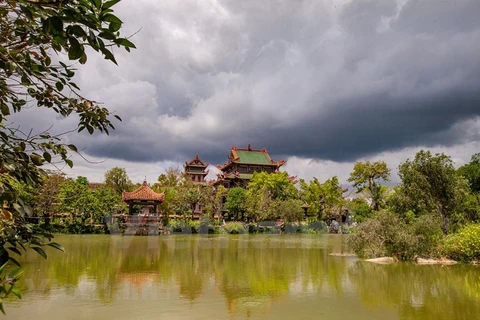 Пагода Тхиенхынг расположена на шоссе 1А в коммуне Анньон, примерно в 23 км от центра города Куиньон (Биньдинь). Пагода Тхиенхунг отличается впечатляющим ландшафтом и красивой архитектурой (Фото: Vietnam +) 