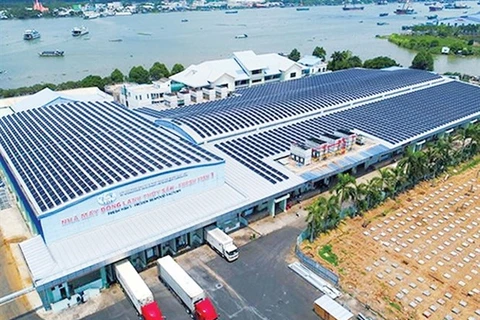 Солнечные батареи установлены на крыше завода по переработке морепродуктов в дельте реки Меконг. (Фото: evn.vn)