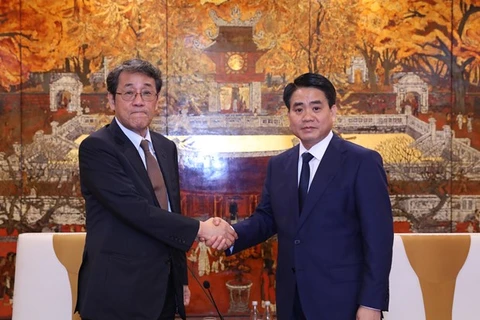 Председатель Народного комитета Ханоя Нгуен Дюк Чунг (справа) принимает посла Японии Кунио Умеду (Источник: ВИА)