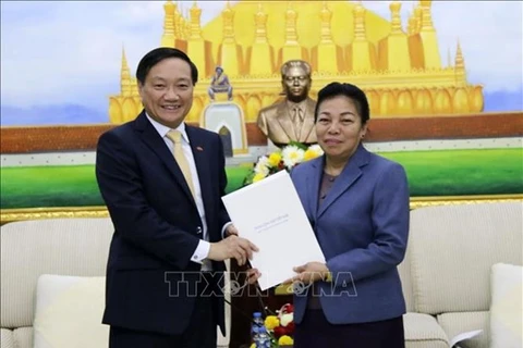 Посол Вьетнама в Лао Нгуен Ба Хунг (слева) вручает поздравительное письмо Саутоне Каячак, главе Комиссии по внешним связям ЦК Лаосской партии. (Фото: ВИА)