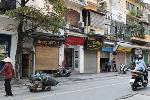 Магазины закрывают свои двери из-за пандемии COVID-19 в Ханое. (Фото: ВИА)