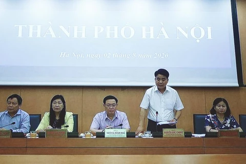 Председатель Народного комитета Ханоя Нгуен Дык Тьюнг (стоит) выступает на онлайн-встрече 7 августа (Фото: ВИА)
