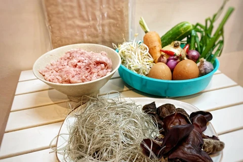 Блинчики Нэм - традиционное блюдо вьетнамской кухни. Эта выпечка может иметь как сладкую, так и соленую начинку. От привычных нам блинов они отличаются тем, что готовятся из рисовой бумаги, а размером - совсем небольшие, буквально на один укус. Ингредиент