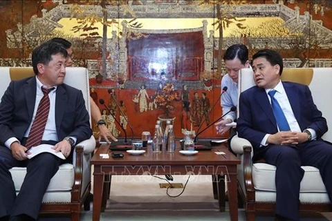 Председатель Народного комитета Ханоя Нгуен Дюк Тьюнг (справа) и главный представитель JICA (Фото: ВИА)
