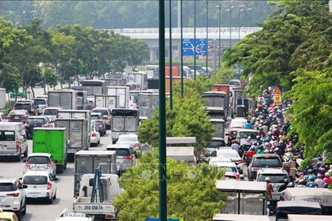 Многочасовая пробка на дороге Фамвандонг, ведущей в международный аэропорт Таншоннят. (Фото: ВИА)
