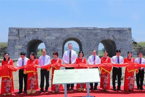 Посол США во Вьетнаме Даниэль Критенбринк (в центре) на церемонии (Фото: ВИА)
