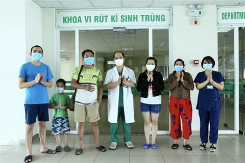Вьетнамские пациенты с COVID-19, выздоровевшие 29 июня (Фото: ВИА)