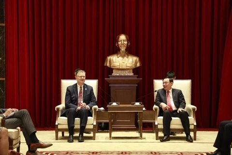 Секретарь ханойского горкома КПВ Выонг Динь Хюэ (справа) принял посла США во Вьетнаме Дэниела Дж. Критенбринка (Фото: hanoimoi.com.vn)