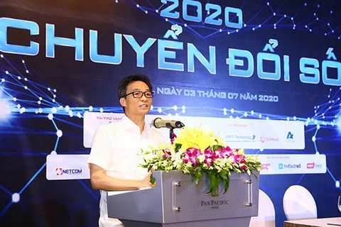 Заместитель премьер-министра Ву Дык Дам выступает с речью на семинаре по цифровой трансформации в Ханое 3 июля. (Фото: ВИА)