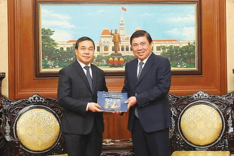 Председатель городского народного комитета Нгуен Тхан Фонг (справа) принимает новоназначенного посла Лаоса во Вьетнаме Сенгфета Хоунбуннуана (Фото: https://www.sggp.org.vn/).