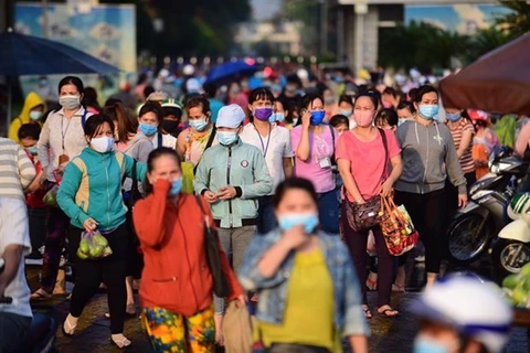 Работники PouYuen в округе Биньтан из города Хошимина возвращаются домой после рабочего дня (Фото: tuoitrenews.vn)