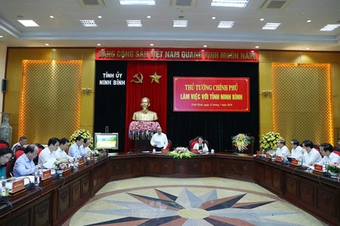 Премьер-министр Нгуен Суан Фук (стоит) на рабочем заседании с властями Ниньбинь (Фото: ВИА)