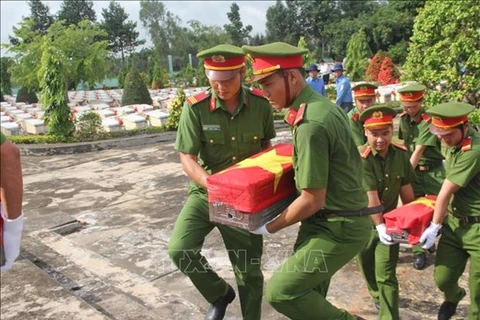 Останки солдат были перезахоронены на солдатском кладбище Виньхынтанхунга в районе Виньхунг, провинция дельта Меконга, Лонган. (Фото: ВИА)