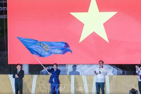 Министр культуры, спорта и туризма Нгуен Нгок Тиен принимает флаг, подтверждающий, что Вьетнам является местом проведения игр SEA 31 (Фото: ВИА)