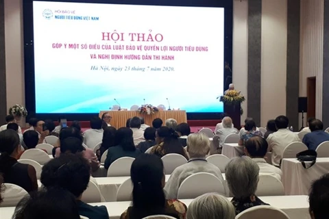 Ассоциация по защите прав потребителей Вьетнама 23 июля проводит семинар по обсуждению закона о защите потребителей в Ханое. (Фото: ВИА)