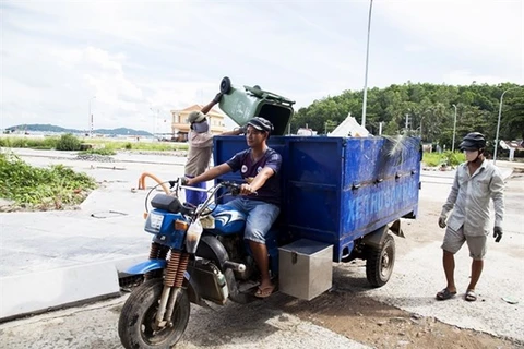 Сбор мусора в городе Хатиен в провинции Киенжанг (Фото: ВИА)