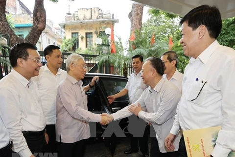Генеральный секретарь ЦК КПВ, президент партии Нгуен Фу Чонг встречается с избирателями в районах Ханоя Бадинь, Тайхо и Хоанкием (Фото: ВИА) 